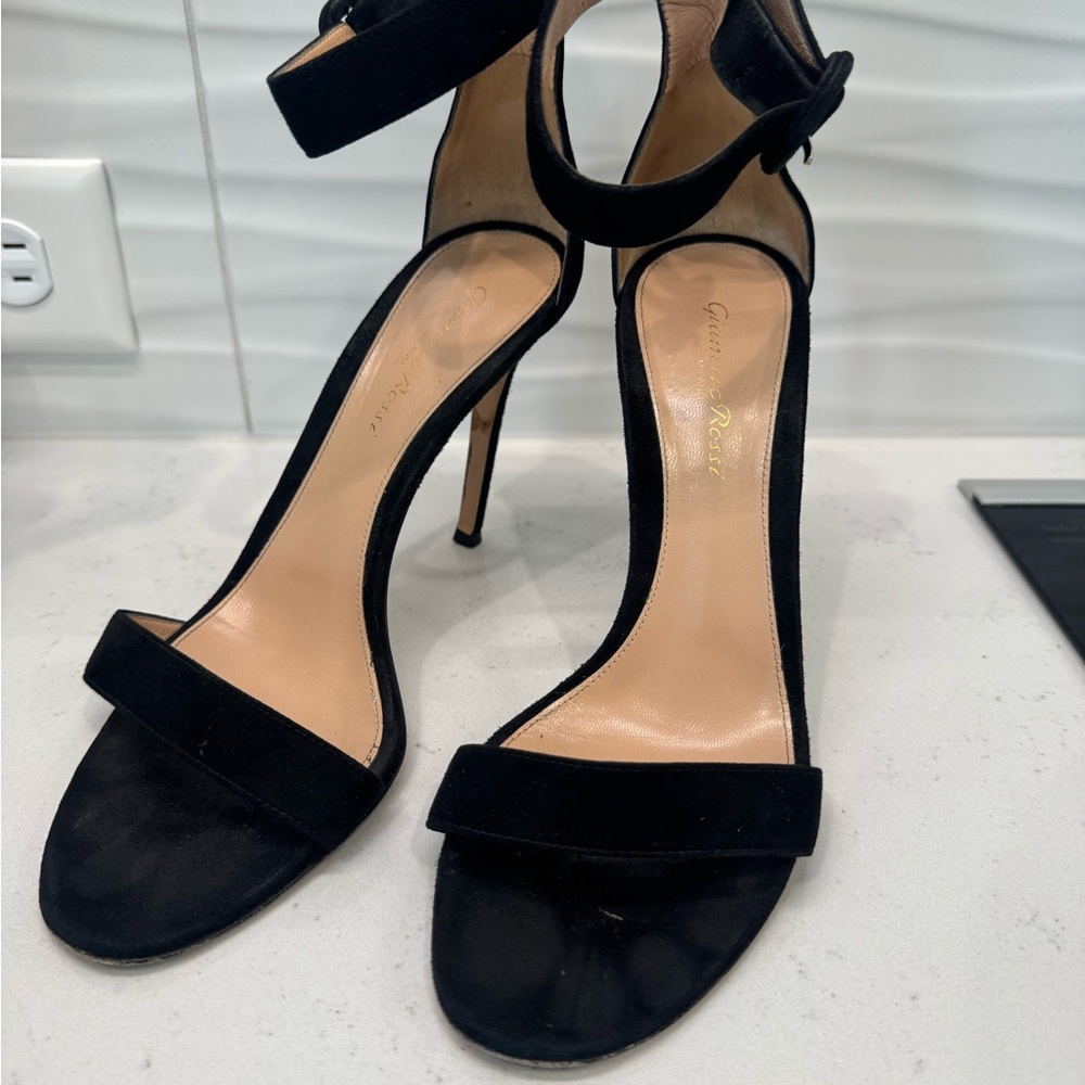 Kris Jenners Gianvito Rossi Elegant Black Heels